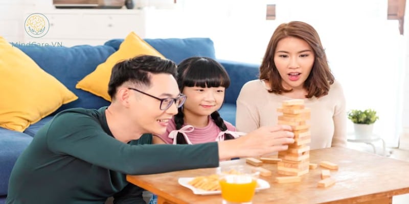 Khi giúp con quá mức lại khiến con thấy mình yếu đuối